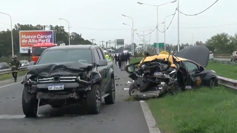 As&iacute; quedaron la camioneta y el taxi que protagonizaron el choque con un herido y un muerto. (Imagen El Tres)