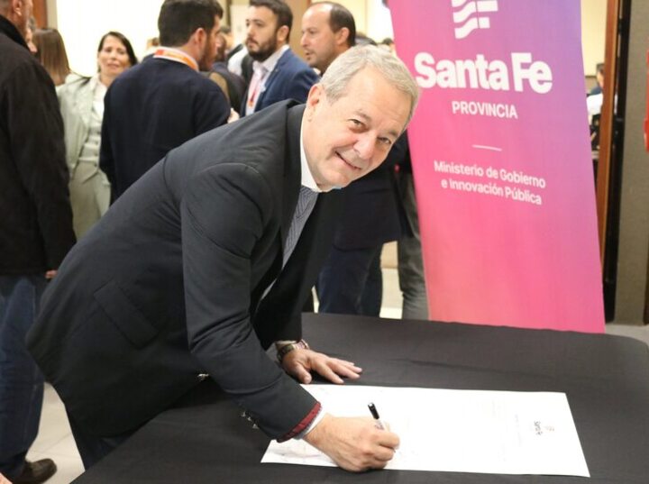 Imagen de En Santa Fe: Tonelli firmó el acta por el Compromiso a la Transparencia