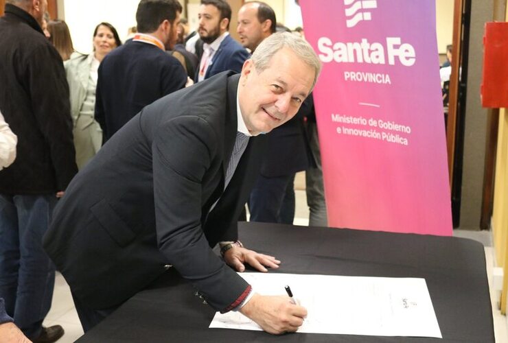 Imagen de En Santa Fe: Tonelli firm&oacute; el acta por el Compromiso a la Transparencia