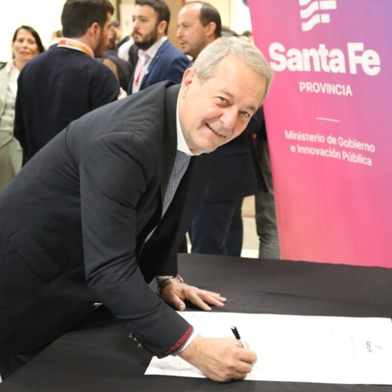 Imagen de En Santa Fe: Tonelli firmó el acta por el Compromiso a la Transparencia