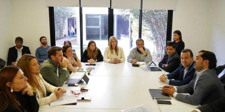 Imagen de Diputados recibieron al Ministro de Trabajo: Conflictos laborales, apertura de importaciones y mejoras legislativas los temas tratados
