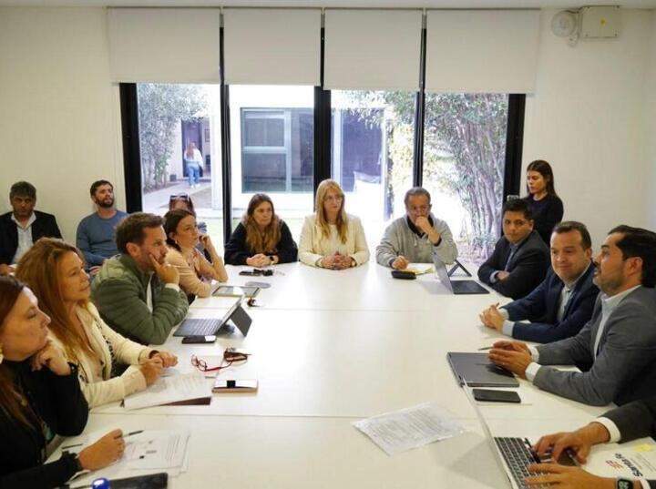 Imagen de Diputados recibieron al Ministro de Trabajo: Conflictos laborales, apertura de importaciones y mejoras legislativas los temas tratados