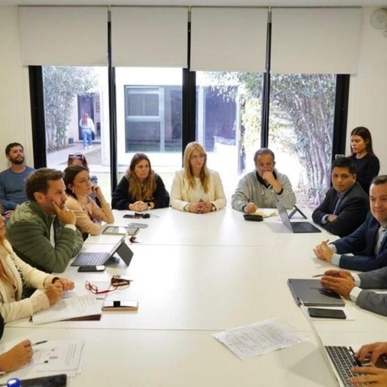 Imagen de Diputados recibieron al Ministro de Trabajo: Conflictos laborales, apertura de importaciones y mejoras legislativas los temas tratados
