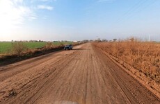 La colectora este de la autopista a Santa Fe, donde encontraron el vehículo con su dueño encerrado. (Google Street View)