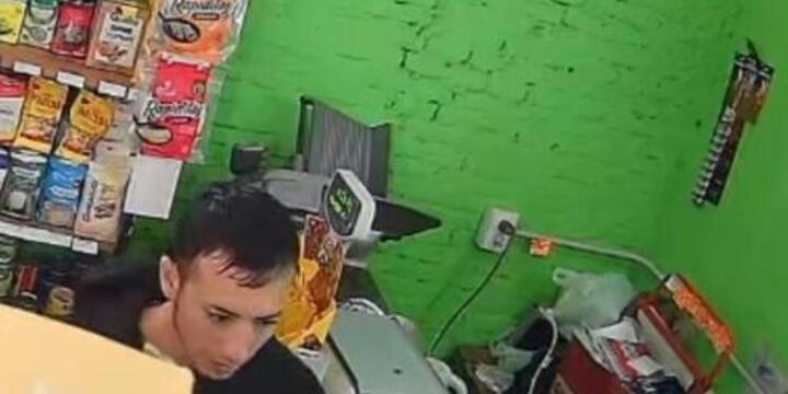 Imagen de "Lo tengo que consultar con mi abuelito", dijo el ladrón tras robarle y retirarse del comercio.