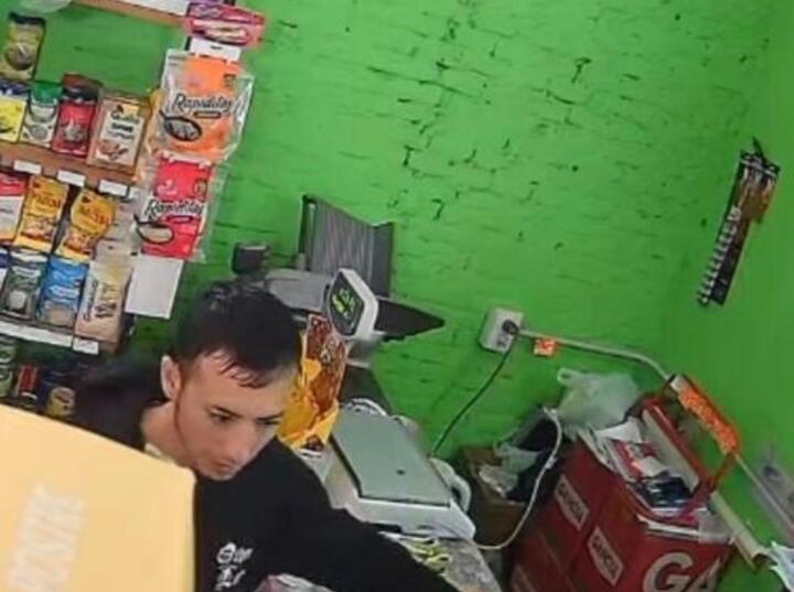 Imagen de "Lo tengo que consultar con mi abuelito", dijo el ladrón tras robarle y retirarse del comercio.