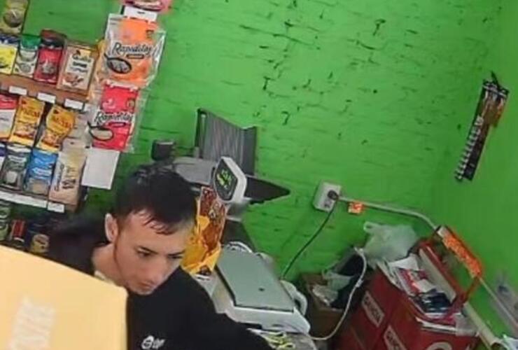 Imagen de "Lo tengo que consultar con mi abuelito", dijo el ladrón tras robarle y retirarse del comercio.