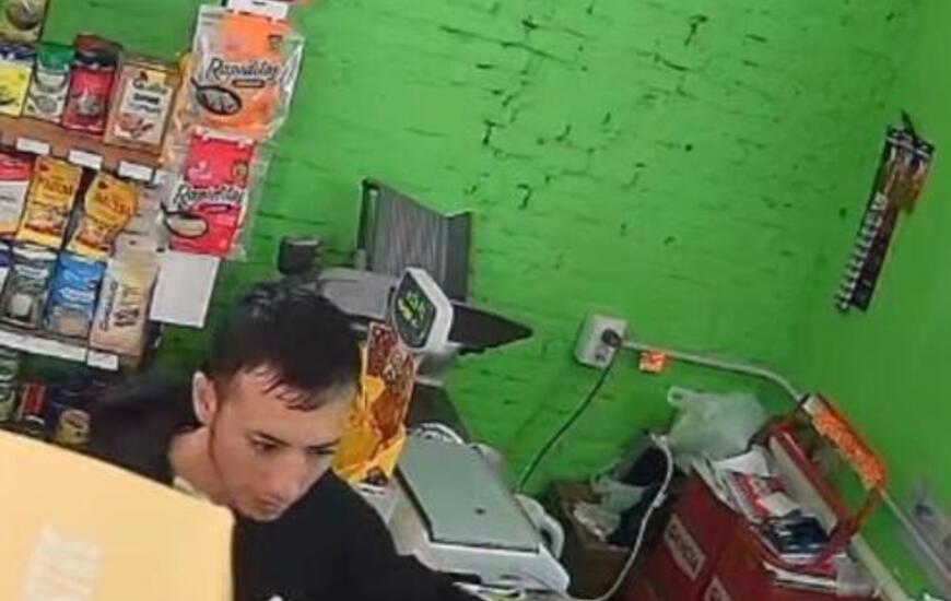 Imagen de "Lo tengo que consultar con mi abuelito", dijo el ladrón tras robarle y retirarse del comercio.