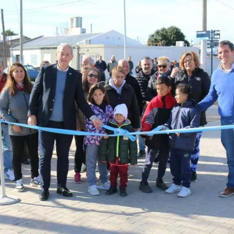 Imagen de Inauguración formal del adoquinado completo del barrio San Cayetano