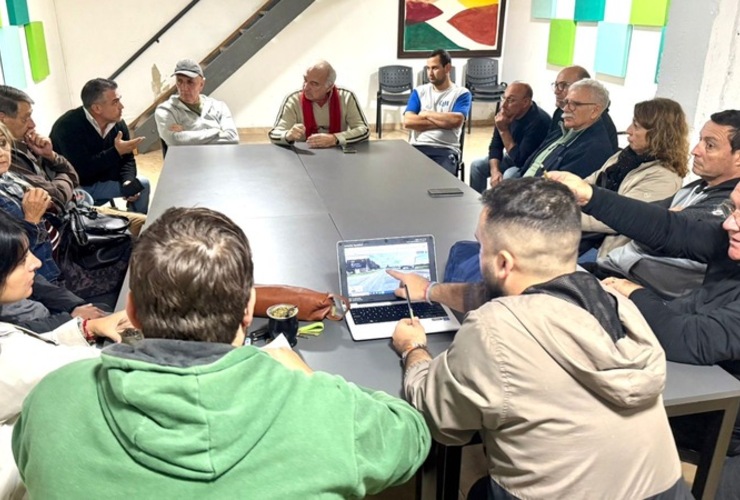 Imagen de Reunión entre Concejales y vecinos locales, por la ampliación de la Ruta 21
