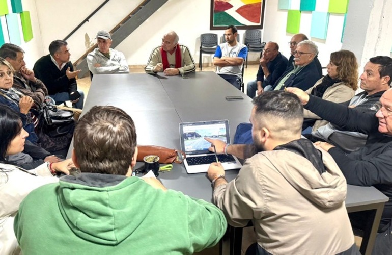 Imagen de Reunión entre Concejales y vecinos locales, por la ampliación de la Ruta 21