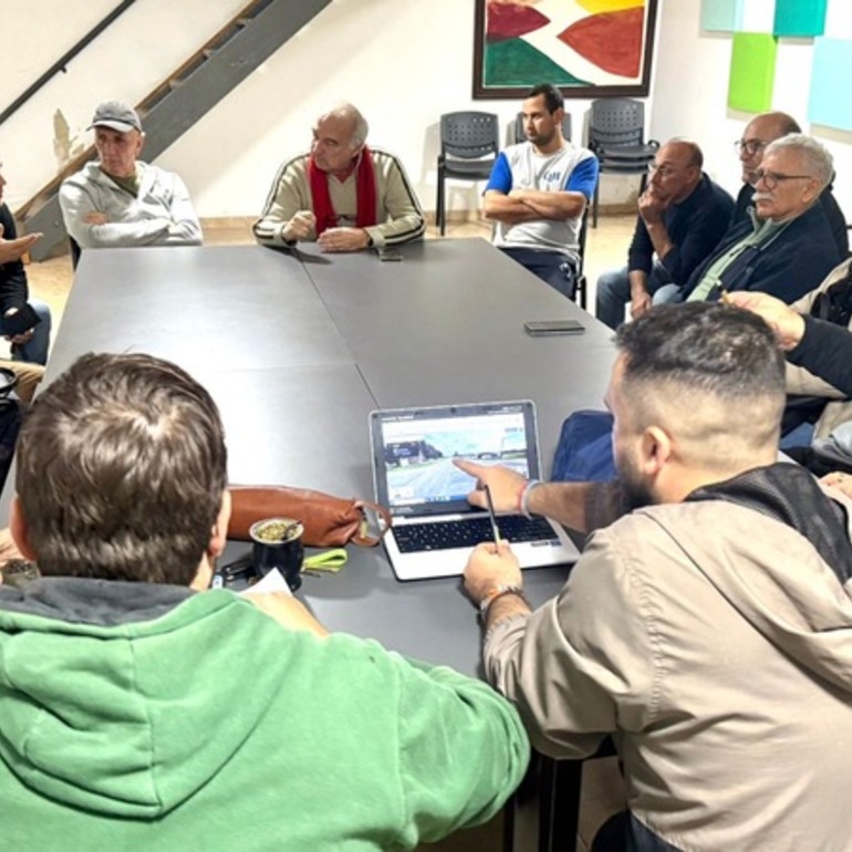 Imagen de Reunión entre Concejales y vecinos locales, por la ampliación de la Ruta 21