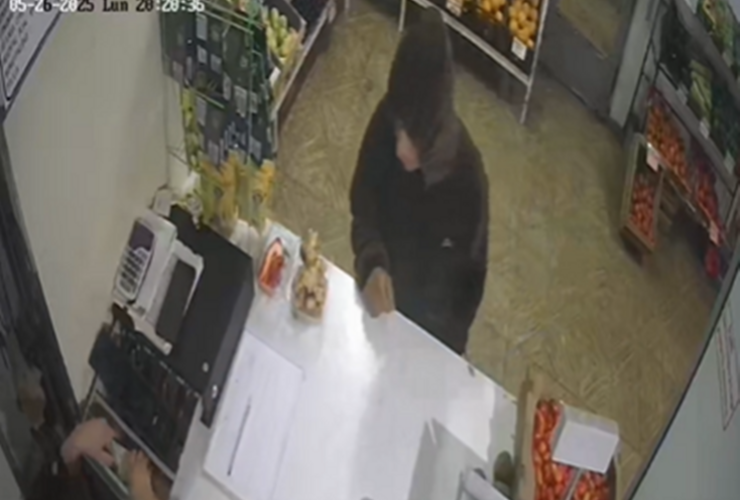 Imagen de Qued&oacute; filmado: Ingres&oacute; a una verduler&iacute;a y le llev&oacute; el dinero de la recaudaci&oacute;n