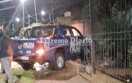 Imagen de Accidente en Fighiera: una camioneta policial impact&oacute; contra el frente de una vivienda