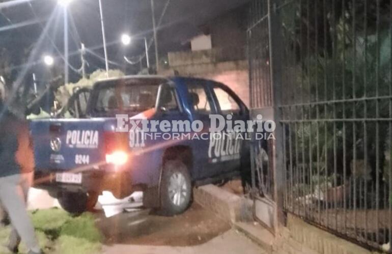 Imagen de Accidente en Fighiera: una camioneta policial impactó contra el frente de una vivienda