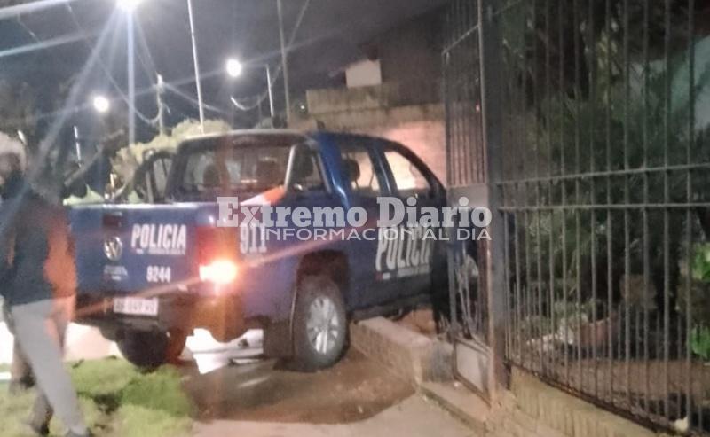 Imagen de Accidente en Fighiera: una camioneta policial impactó contra el frente de una vivienda