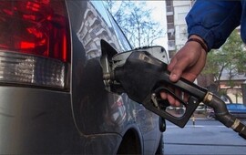 La petrolera YPF anticipó que subirá 1 por ciento en promedio el valor de sus combustibles. (Alan Monzón/Rosario 3)