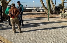 Imagen de Rowing Club: Colocación de adoquines en el piso nuevo