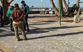 Imagen de Rowing Club: Colocación de adoquines en el piso nuevo