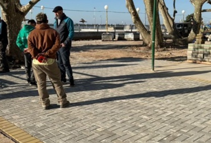 Imagen de Rowing Club: Colocación de adoquines en el piso nuevo