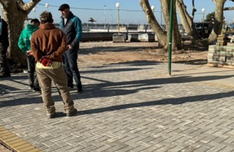 Imagen de Rowing Club: Colocación de adoquines en el piso nuevo