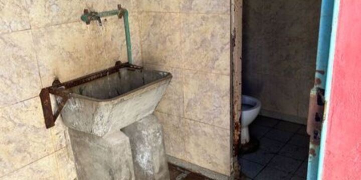 Imagen de Los baños del Puerto local son "inaccesibles"