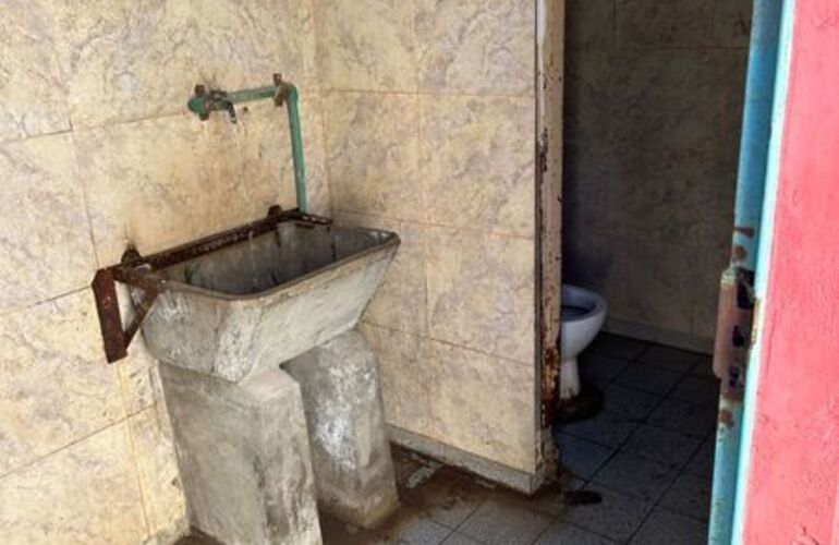 Imagen de Los ba&ntilde;os del Puerto local son "inaccesibles"