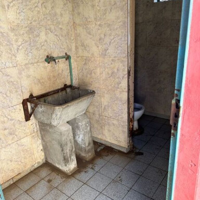 Imagen de Los baños del Puerto local son "inaccesibles"