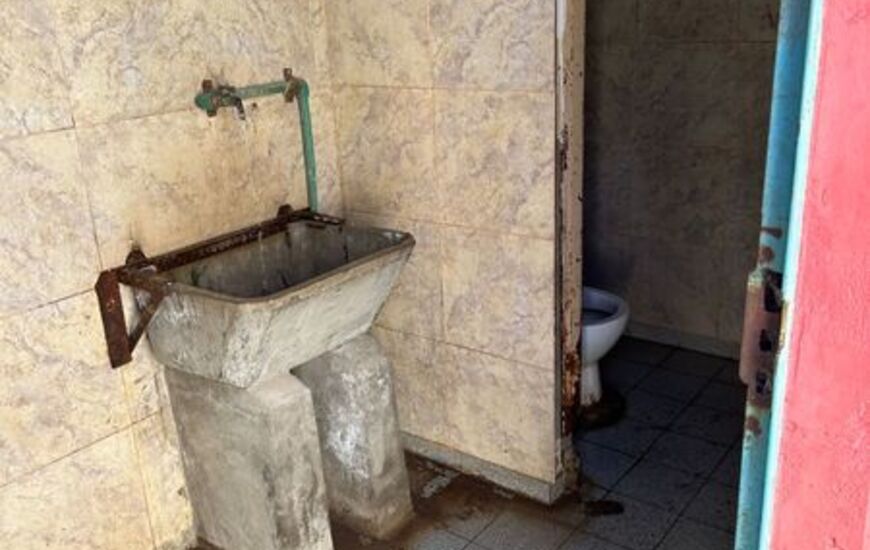 Imagen de Los baños del Puerto local son "inaccesibles"