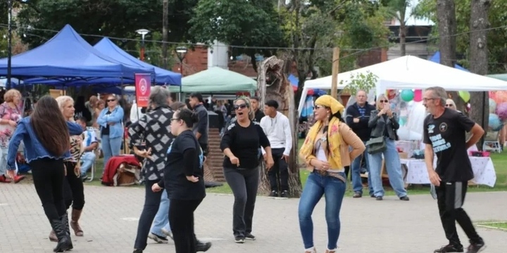 El Festival Patrio en la plaza tuvo nuevamente muy poca convocatoria.