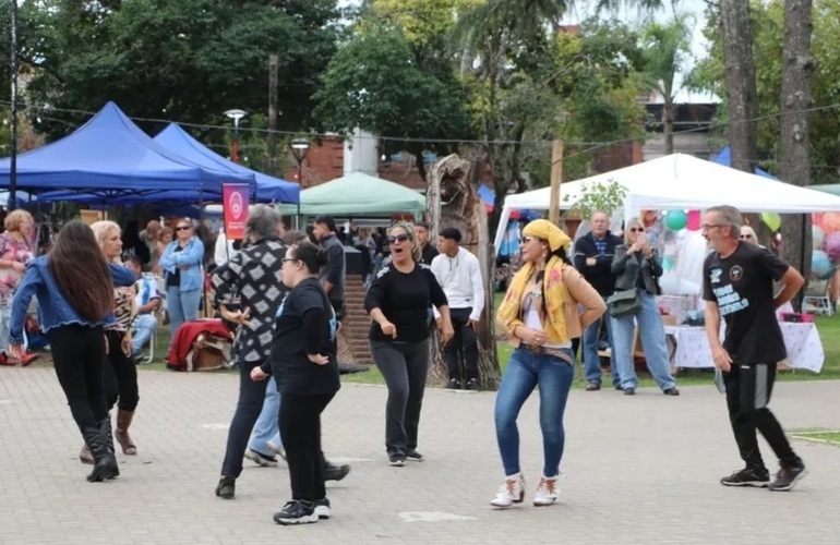 El Festival Patrio en la plaza tuvo nuevamente muy poca convocatoria.