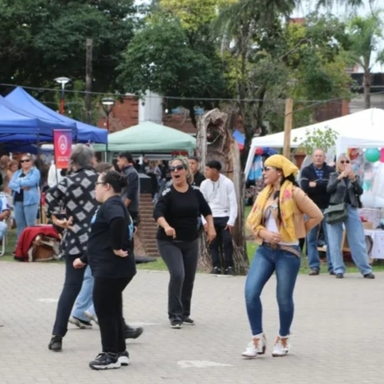 El Festival Patrio en la plaza tuvo nuevamente muy poca convocatoria.