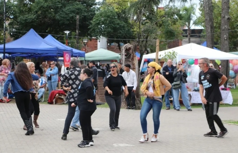 El Festival Patrio en la plaza tuvo nuevamente muy poca convocatoria.