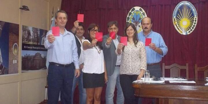 Octubre de 2012 desde el Concejo sacando Tarjeta Roja al maltratador. Foto: Archivo