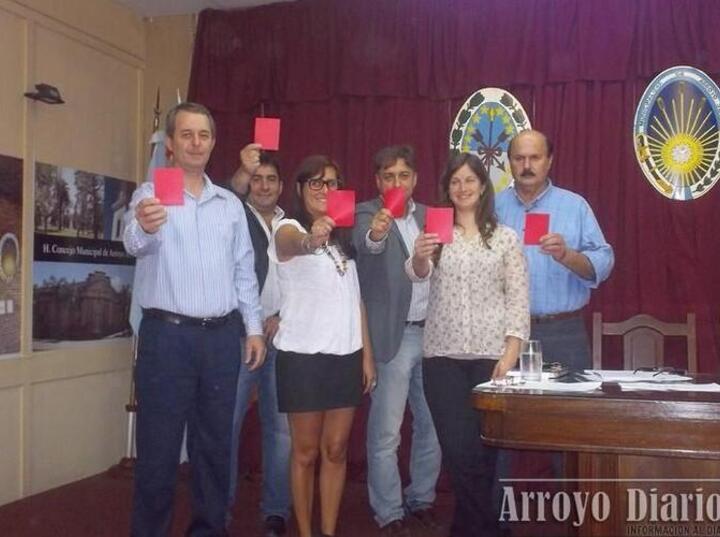 Octubre de 2012 desde el Concejo sacando Tarjeta Roja al maltratador. Foto: Archivo