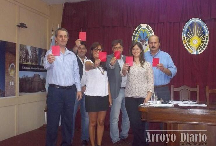 Octubre de 2012 desde el Concejo sacando Tarjeta Roja al maltratador. Foto: Archivo
