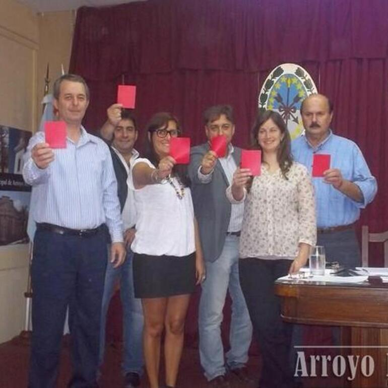 Octubre de 2012 desde el Concejo sacando Tarjeta Roja al maltratador. Foto: Archivo