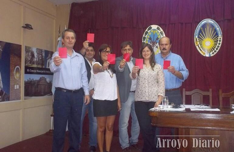 Octubre de 2012 desde el Concejo sacando Tarjeta Roja al maltratador. Foto: Archivo