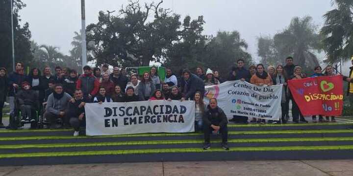 Banderas, pasacalles, bombos y mucha presencia en la movilización por Emergencia en Discapacidad.
