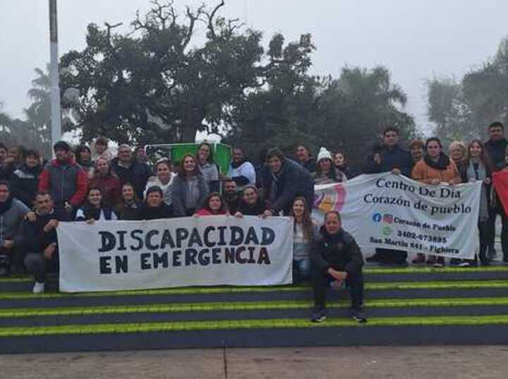 Banderas, pasacalles, bombos y mucha presencia en la movilización por Emergencia en Discapacidad.
