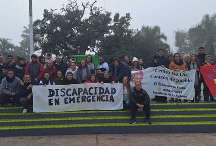 Banderas, pasacalles, bombos y mucha presencia en la movilización por Emergencia en Discapacidad.