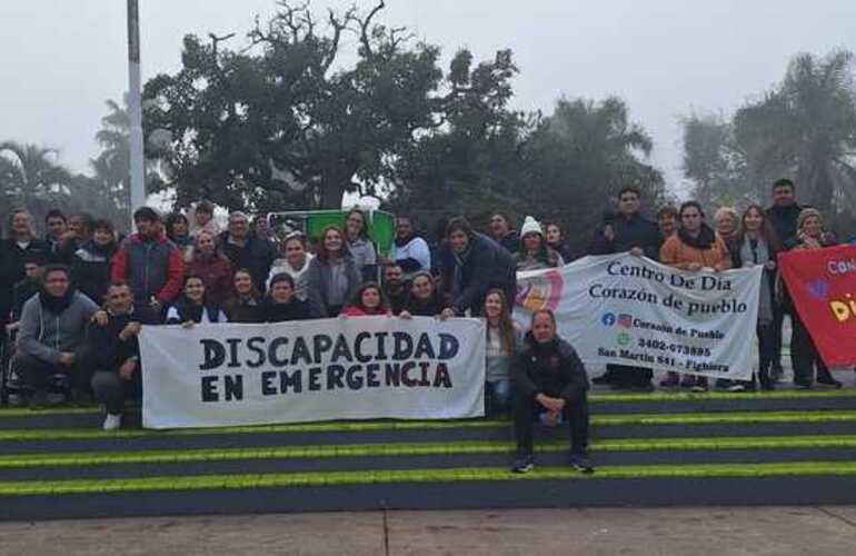 Banderas, pasacalles, bombos y mucha presencia en la movilización por Emergencia en Discapacidad.