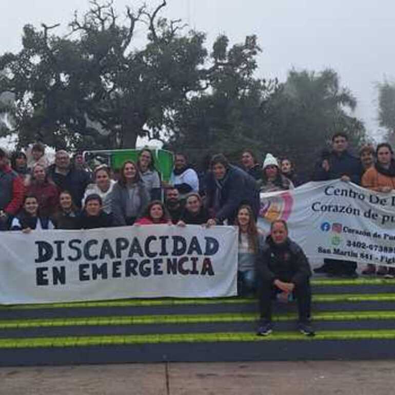 Banderas, pasacalles, bombos y mucha presencia en la movilización por Emergencia en Discapacidad.