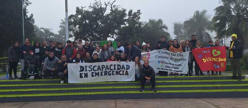 Banderas, pasacalles, bombos y mucha presencia en la movilizaci&oacute;n por Emergencia en Discapacidad.
