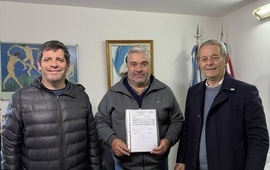 Imagen de El Municipio entregó $10 millones a la Escuela Comercial para continuar con las obras tras el incendio