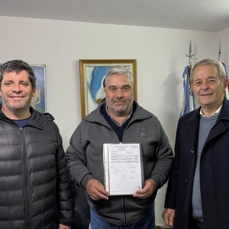 Imagen de El Municipio entregó $10 millones a la Escuela Comercial para continuar con las obras tras el incendio