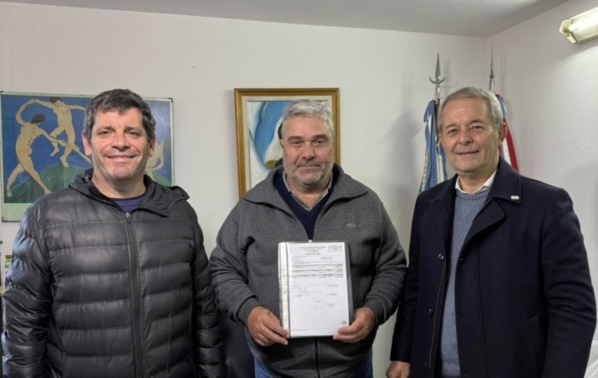 Imagen de El Municipio entreg&oacute; $10 millones a la Escuela Comercial para continuar con las obras tras el incendio