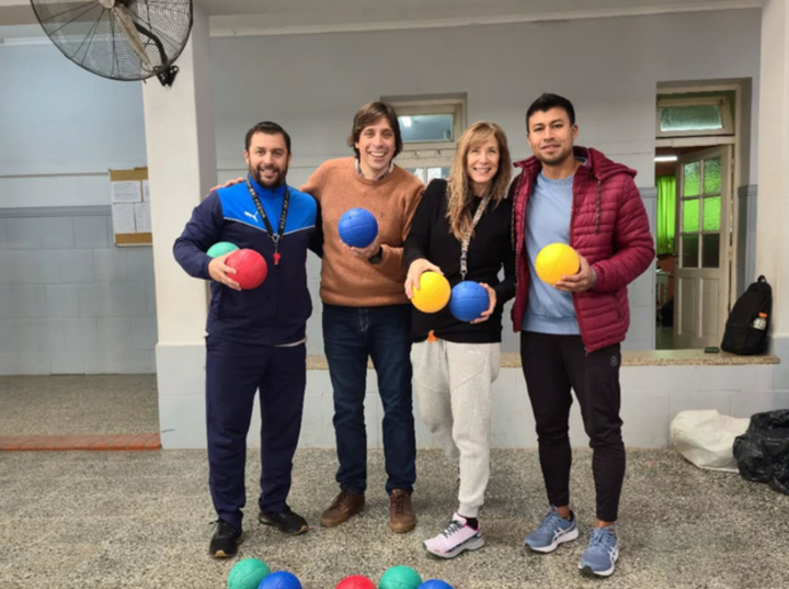 Imagen de Donación de pelotas de Handball a la Escuela Primaria 'Bdier. Estanislao López'