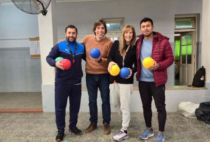 Imagen de Donación de pelotas de Handball a la Escuela Primaria 'Bdier. Estanislao López'