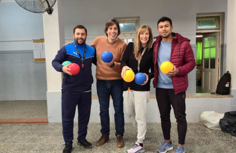 Imagen de Donación de pelotas de Handball a la Escuela Primaria 'Bdier. Estanislao López'